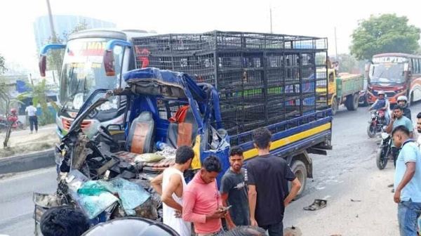 গাজীপুরে ট্রাক-কাভার্ড ভ্যান সংঘর্ষ, নিহত ২