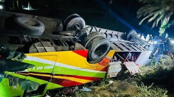 ফরিদপুরে বিয়ের বাস উল্টে খাদে, আহত ৩০