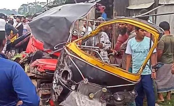 ফরিদপুরে বাস-মাহিন্দ্রা মুখোমুখি সংঘর্ষে ৫ জন নিহত