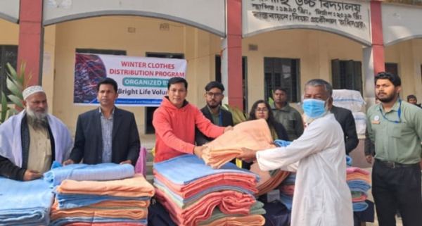 ব্রাইট লাইফ ভলান্টিয়ার্স কর্তৃক শীতবস্ত্র উপহার