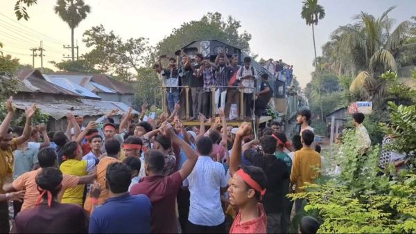 ইকবালের সমর্থনে কিশোরগঞ্জ-৫ আসনে ট্রেন আটকে বিক্ষোভ