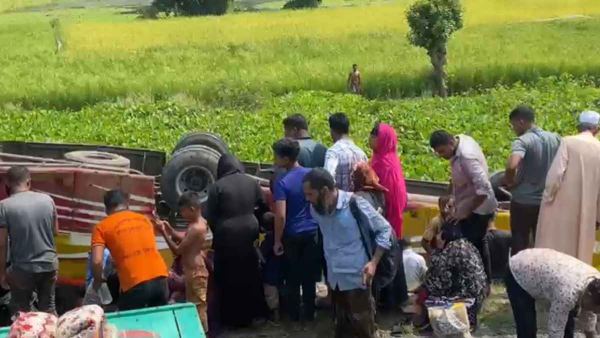 ফরিদপুরে নিয়ন্ত্রণ হারিয়ে খাদে যাত্রীবাহী বাস, নিহত ১
