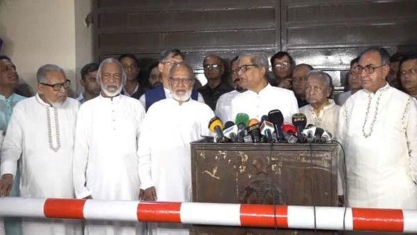খালেদা জিয়ার সঙ্গে বিএনপি নেতাদের ঈদের শুভেচ্ছা বিনিময়