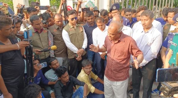আবদুল হামিদের দেশত্যাগে জড়িতদের ধরা হবে, না হলে আমিই চলে যাব: স্বরাষ্ট্র উপদেষ্টা