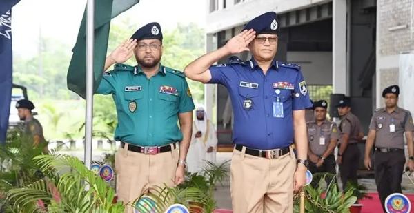 গাঢ় নীল-হালকা জলপাই শার্ট ও খাকি প্যান্টে ফিরলো পুলিশ