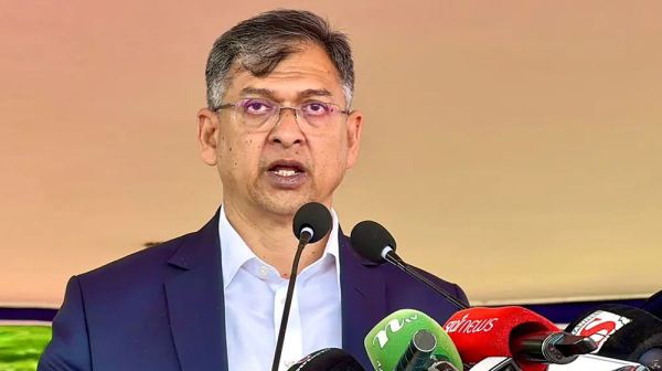বর্তমান পোশাকে পুলিশ বাহিনী সন্তুষ্ট নয়: স্বরাষ্ট্রমন্ত্রী