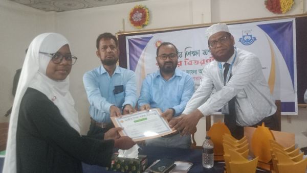 আমতলীতে জাতীয় শিক্ষা সপ্তাহ পুরুস্কার বিতরণ