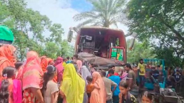 নাটোরে বাস-ভুটভুটির মুখোমুখি সংঘর্ষে নিহত ৩