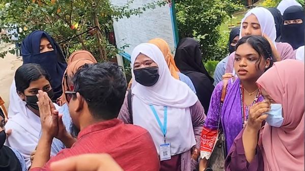 বদলি ঠেকাতে আন্দোলনে শিক্ষার্থীরা, হাতজোড় করে শিক্ষক বললেন ‘আমার চাকরিটা খাইয়ো না’