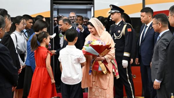 বেইজিংয়ে প্রধানমন্ত্রীকে লাল গালিচা সংবর্ধনা