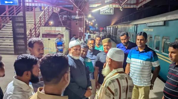 ঈশ্বরদীতে মহানন্দা ট্রেনে শানটিং ইঞ্জিনের ধাক্কা, আহত ১৫