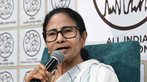 নির্বাচন প্রক্রিয়া নিয়ে প্রশ্ন তুলে পদত্যাগে নারাজ মমতা