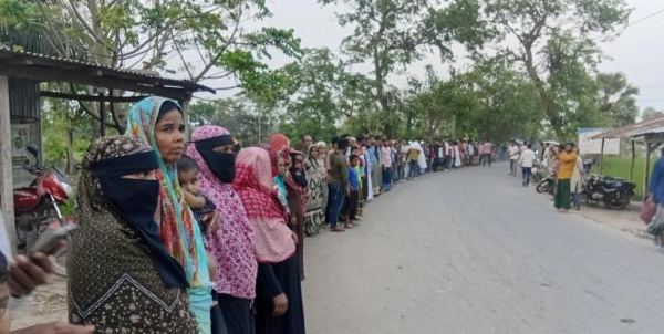 মাদক বিক্রিতে বাধা দেওয়ায় ব্যবসায়ীকে কুপিয়ে ছিনতাই, দোষীদের গ্রেপ্তার-শাস্তির দাবিতে মানববন্ধন