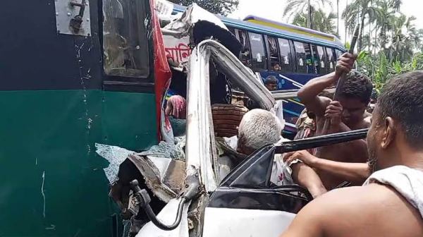 ফরিদপুরে বাস–অ্যাম্বুলেন্স মুখোমুখি সংঘর্ষে ৫ জন নিহত