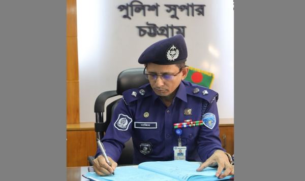 বাথরুমে পড়ে পা ভাঙলো চট্টগ্রামের এসপির, হেলিকপ্টারে নেওয়া হলো ঢাকায়