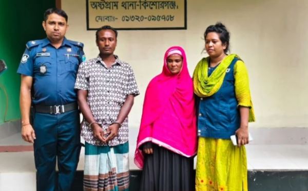 অষ্টগ্রামে অটোচালকের ছদ্মবেশে মাদক ব্যবসায়ী দম্পতি ধরলো পুলিশ