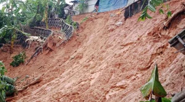 কক্সবাজারের উখিয়ার রোহিঙ্গা ক্যাম্পে পাহাড় ধসে ৮ জনের মৃত্যু