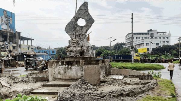বীরশ্রেষ্ঠ হামিদুর রহমানের ভাস্কর্য ভাঙার কাজ স্থগিত