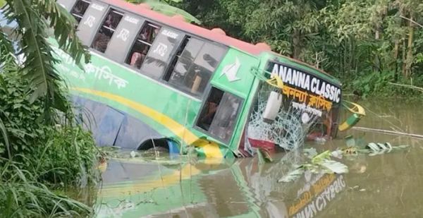 কিশোরগঞ্জে সড়কে প্রাণ ঝরল স্কুল শিক্ষার্থীসহ ২ জনের