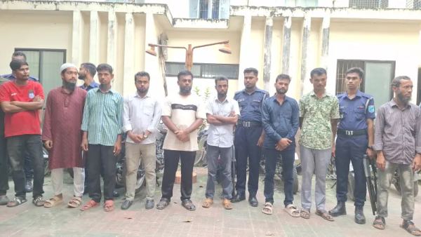 কিশোরগঞ্জের দুই হাসপাতালে পুলিশের সাঁড়াশি অভিযান, ১৭ দালাল আটক