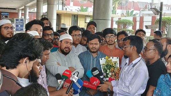 সংস্কার রক্ষায় ইউনূসসহ সাবেক উপদেষ্টাদের রাজপথে নামার আহ্বান নাহিদের
