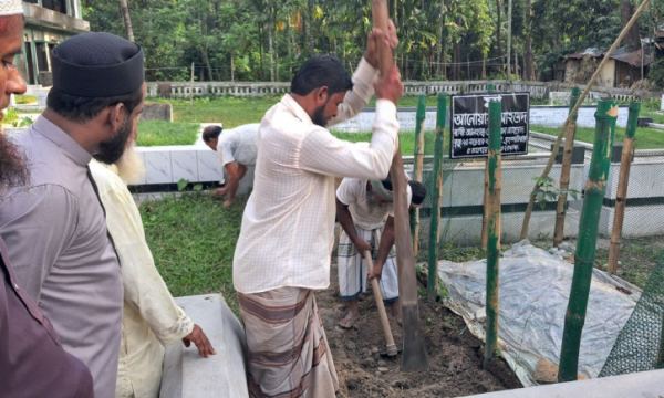 বাবা-মায়ের কবরের পাশে চিরনিদ্রায় শায়িত তোফায়েল আহমেদ