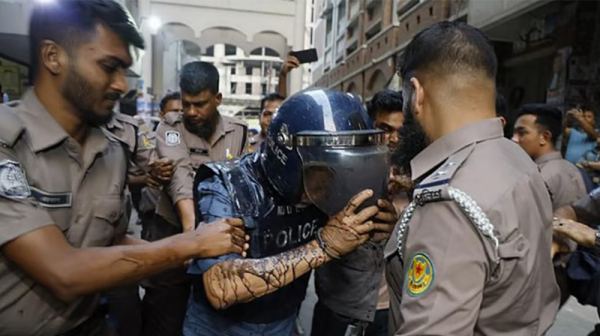 হাজতখানায় নেওয়ার পথে মাসুদ উদ্দিন চৌধুরীর গায়ে ময়লা পানি নিক্ষেপ