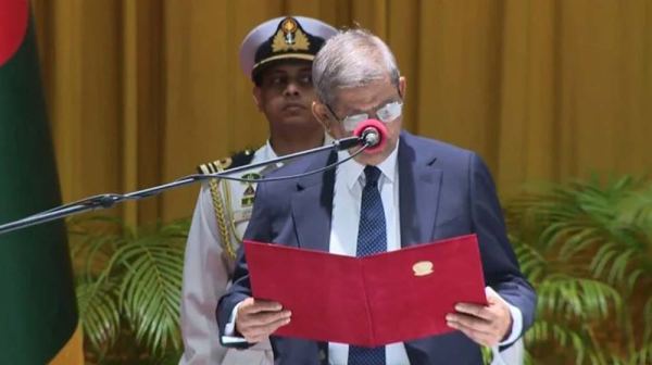 রাষ্ট্রপতির শপথ নিলেন মির্জা ফখরুল ইসলাম আলমগীর