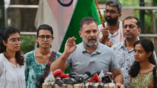 শিক্ষামন্ত্রীর পদত্যাগের পর সরকার পতনের ডাক রাহুল গান্ধীর