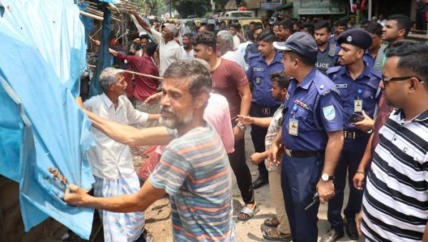 কিশোরগঞ্জ শহরের ফুটপাত দখলমুক্ত করতে কঠোর অ্যাকশনে প্রশাসন