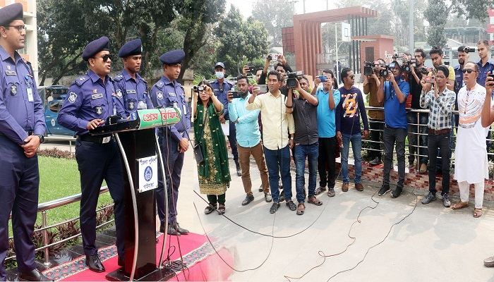 প্রেমের ফাঁদ পেতে প্রতারণা, স্বামী-স্ত্রীসহ আটক ৫