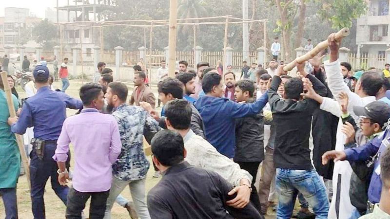 মানিকগঞ্জে ফুল দেওয়াকে কেন্দ্র করে ত্রিমুখী সংঘর্ষ