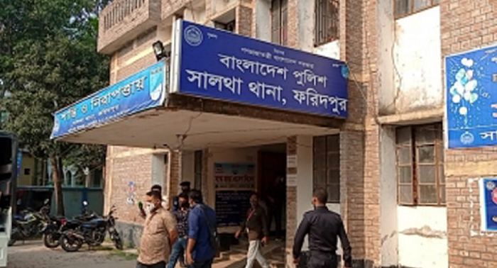 ফরিদপুরে পুলিশ সেজে ছিনতাই