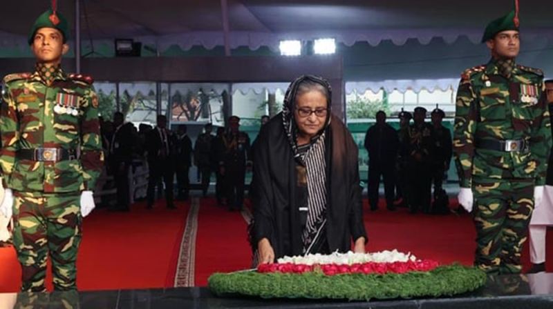 বঙ্গবন্ধুর প্রতিকৃতিতে প্রধানমন্ত্রীর শ্রদ্ধা