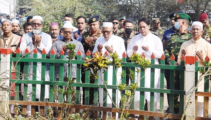 মিঠামইনে পারিবারিক কবরস্থানে রাষ্ট্রপতির মোনাজাত