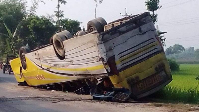জয়পুরহাটে যাত্রীবাহী বাস উল্টে ২৯ যাত্রী আহত