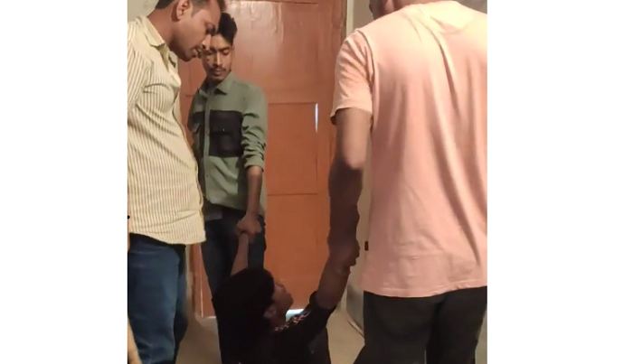 ফরিদপুরে বাবা-ছেলেকে শ্রেণিকক্ষে আটকে রেখে নির্যাতন, ভিডিও ভাইরাল