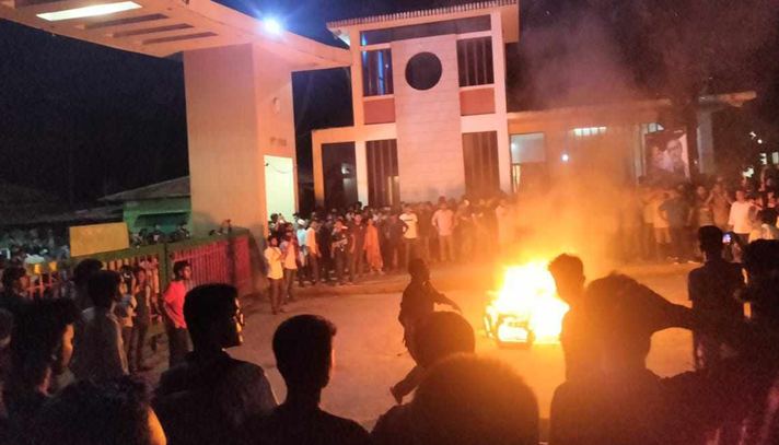 মধ্যরাতে চট্টগ্রাম বিশ্ববিদ্যালয়ে উপাচার্যের বাসভবন ভাঙচুর