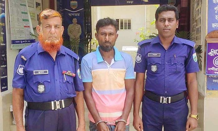 বাড়িতে বসেই মাদকের কারবার করতো রেজাউল