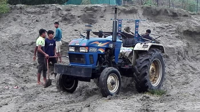 সিন্ডিকেটের কব্জায় ডালিয়া পাউবোর বালু, প্রশাসন নিরব