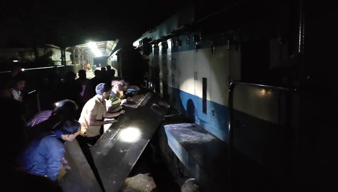 ফরিদপুরে ট্রেনের সঙ্গে নসিমনের ধাক্কা