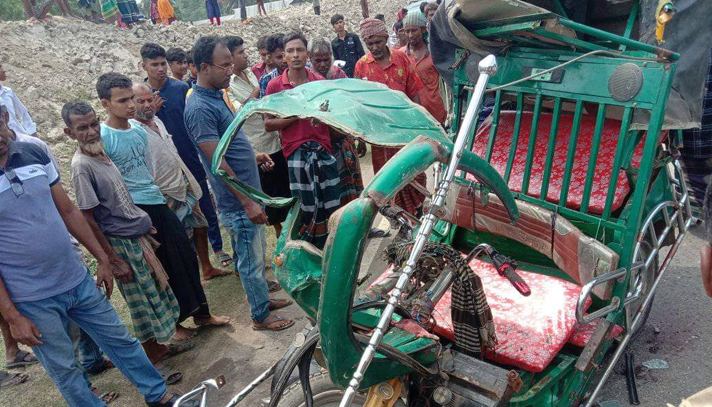 টাঙ্গাইলে অটোরিকশার পেছনে বাসের ধাক্কা, নিহত ৪