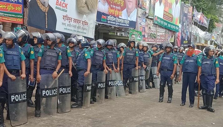 নয়াপল্টনে বিপুল সংখ্যক পুলিশ মোতায়েন, ভিড় না করার আহ্বান
