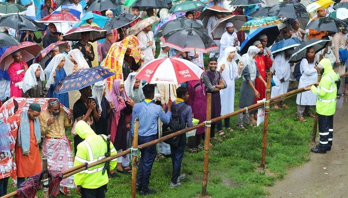 বৃষ্টিতে ভিজে শোলাকিয়া ময়দানে ঈদের নামাজ আদায়