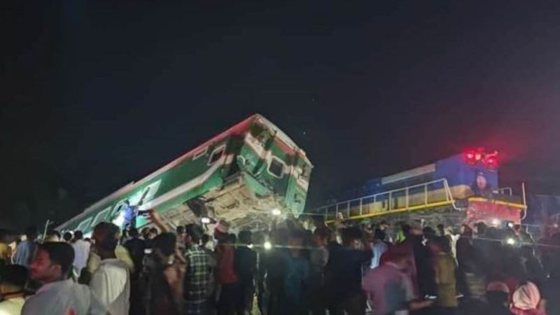 মালবাহী ট্রেনে সোনার বাংলার ধাক্কা, ৫ বগি লাইনচ্যুত
