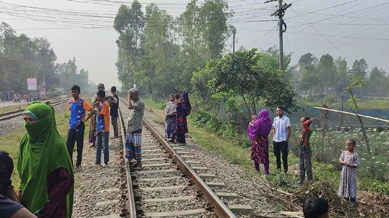 টাঙ্গাই‌লে ট্রেনে কাটা প‌ড়ে মা-মেয়েসহ ৪ জনের মৃত্যু