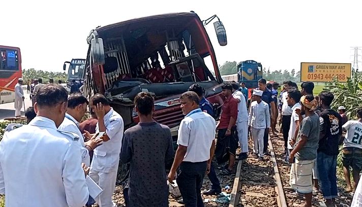টাঙ্গােইলে রেললাইনে বাস, ২ ঘণ্টা ট্রেন চলাচল বন্ধ