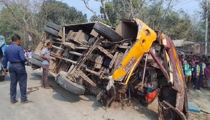 রংপুরে বাস খাদে পড়ে নিহত ২, আহত ১৫