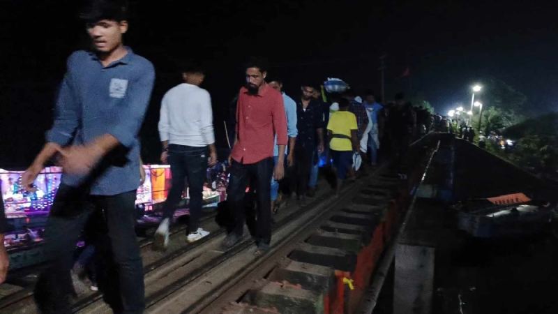আখাউড়ায় চলন্ত ট্রেন দেখে লাফিয়ে নদীতে; নিহত ৩