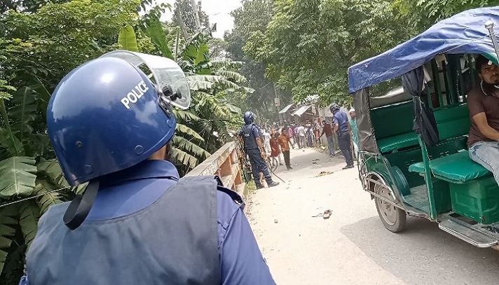 পুলিশ-বিএনপি সংঘর্ষে রণক্ষেত্র দশমিনা